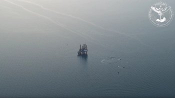 український катер пошкоджує російський літак