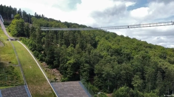 Один з найдовших у світі: у Німеччині з’явився новий пішохідний підвісний міст (відео)