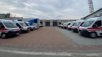 Карети швидкої допомоги на паркінгу на вул. Миколайчука
