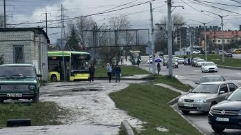 Не дорога, а смуга перешкод: львів’яни просять облаштувати хідник у Сихівському районі
