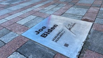 Пам’ятна дошка на честь Джо Байдена