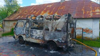 Зруйнований вогнем автомобіль стоїть на вулиці