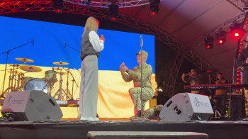 У Львові під час святкування Дня Захисників курсант освідчився своїй коханій