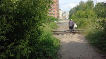 Йдуть через колію: львів’яни просять облаштувати залізничний переїзд для пішоходів