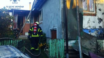 На Львівщині від пожежі в автомобілі ледь не згорів будинок