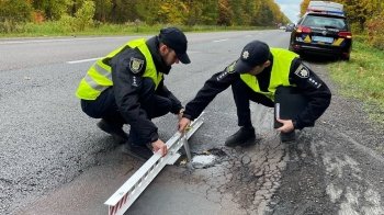 Перевіряють стан доріг та наявність розмітки: на Львівщині поліцейські оглядають автошляхи