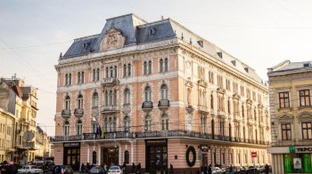 Готель “Жорж” прокоментував ситуацію з паркувальним майданчиком в центрі Львова