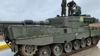 Обіцяні Канадою танки Leopard 2 вже у Європі, а українські танкісти проходять навчання