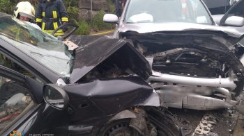 ДТП біля Львова: потерпілого водія "Ланоса" довелося витягати рятувальникам (фото)