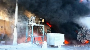 Пальне для армії далі не поїде: у Росії  згорів бензовоз та цистерни