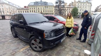 Спробував вибити з рук телефон та обматюкав: у центрі Львова спалахнув мовний скандал із молодиками на Land Rover