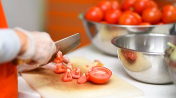 Як приготувати мариновані помідори за 30 хвилин: покроковий рецепт