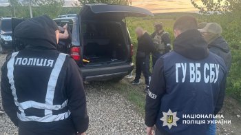 Поліцейські Львівщині затримали чоловіка, який за 11 тис. доларів перевозив ухилянта до Румунії