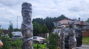 На Сихові встановили нові скульптури козаків на місці раніше спалених вандалами