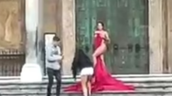 Гола британка влаштувала фотосесію на фоні старовинного собору в Італії (фото)