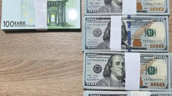 У Краківці пасажирки Mazda намагалась вивезти за кордон 70 тис. доларів та євро