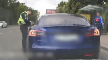 Водія Tesla оштрафували за їзду по смузі для громадського транспорту у Львові