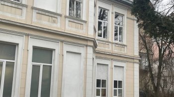 У Львівської обласної лікарні через суд вимагають відновити дерев’яні вікна