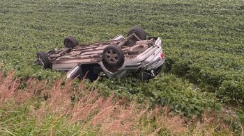 Фото перекинутого автомобіля на місці аварії