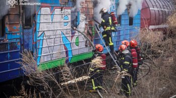 У Львові рятувальники з допомогою пожежного поїзда загасили полум’я у вагоні