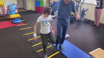 Не міг самостійно рухатись: у Львові проходить реабілітацію 10-річний хлопчик, якого ледь не паралізувала хвороба