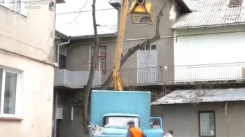 Комунальники у Бродах впали з 8-метрової висоти: двом посадовцям оголосили підозру