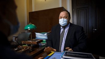 Голова Верховної Ради Руслан Стефанчук підписав розпорядження, яке регламентує недопуск народних депутатів за кордон, фото «Української правди»