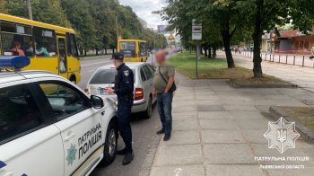У Львові 71-річний водій без прав пропонував поліцейським хабар після паркування на зупинці