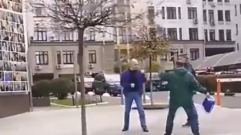 У Києві невідомий чоловік хотів дати Гордону по голові: журналіст захищався