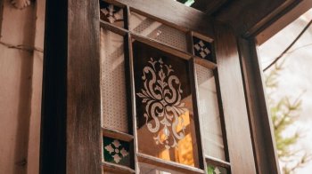 У Львові відновили історичні двері з вітражами