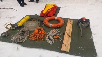 Львівські рятувальники показали, як допомогти людині, яка провалилася під лід