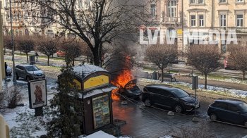 В центрі Львова загорівся електроавтомобіль (фото)