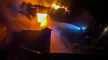 У Львівському районі 13 рятувальників гасили пожежу в дерев’яному будинку