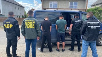 На Закарпатті затримали двох чоловіків, які переправляли ухилянтів за кордон