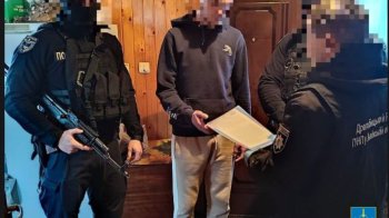 Фото з затримання одного з членів групи