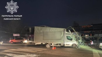 У Дублянах через ДТП аіто збило світлофор: рух ускладнений