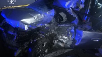 Сплюснуті автівки та розкидані деталі: поблизу Червонограда сталася смертельна ДТП (фото)