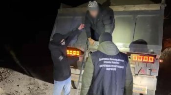 На Закарпатті ухилянтів перевозили за кордон у Камазі з піском