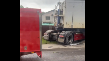 ДТП у Львові на вулиці Богданівській: вантажівка врізалась в паркан