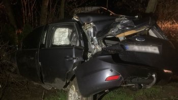 На Львівщині водій легковика в’їхав у дерево — 18-річна пасажирка у лікарні