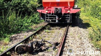 Потяг збив скутериста