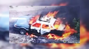 Згорілий автомобіль після російського обстрілу, фото поліції