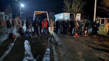 В мікроавтобусах перебували чоловіки з 11 областей, найбільше із Закарпаття та Львівщини, фото ДПСУ