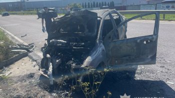Біля Львова через зіткнення з Tesla згорів автомобіль