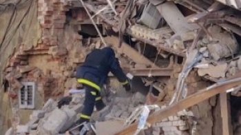 російські загарбники вдарили з авіації по школі в Бахмуті: там ховалися люди