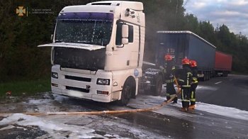 На трасі "Київ-Чоп" під час руху загорілася вантажівка