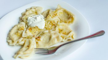 Покроковий рецепт вареників з картоплею та цибулею