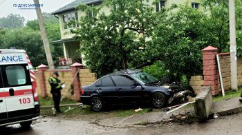 У Львівському районі рятувальники визволяли чоловіка з понівеченої внаслідок ДТП автівки (фото)