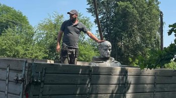 За три дні знесли 10 пам’ятників: на Львівщині триває декомунізація 