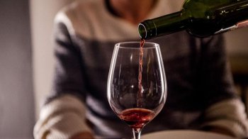 Вживання помірної кількості алкоголю допоможе жити довше: міф чи реальність